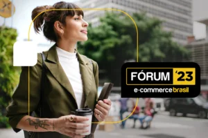 Mulher segurando celular em uma mão e um copo na outra mão, no centro de São Paulo, com a logomarca do evento Fórum E-commerce Brasil 2023 ao lado.
