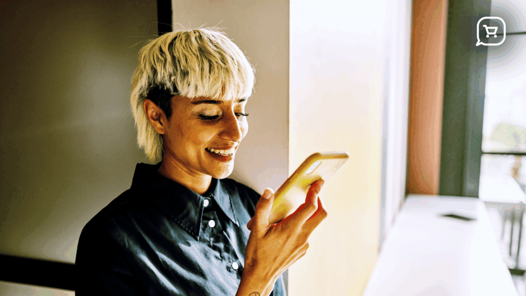 Uma pessoa sorrindo segurando um celular