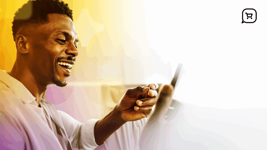 Homem em fundo amarelo sorrindo para celular