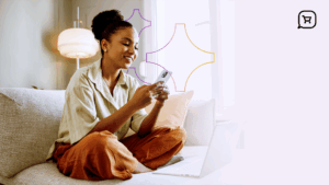 Mulher sorrindo olhando para o celular