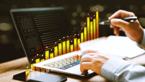 Pessoa analisando gráficos de desempenho no notebook, com projeção de crescimento de vendas influenciadas, representando estratégia digital orientada por dados.