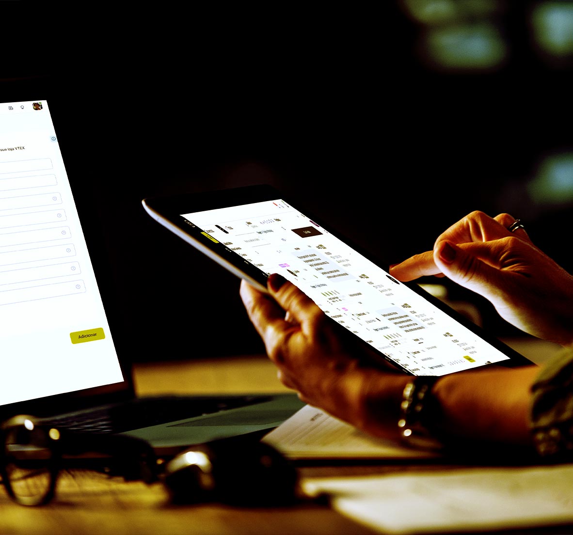 1. Interface de chat omnichannel em smartphone para atendimento ao cliente eficiente.