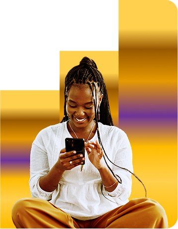 Apenas uma imagem de um jovem usando smartphone, representando comunicação digital e atendimento