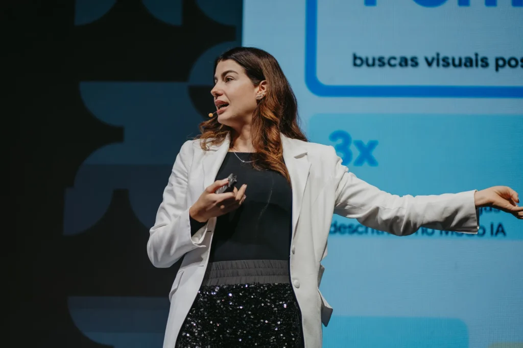 Ana Beatris Mori, do Google, no palco do OmniChat Connection 2026