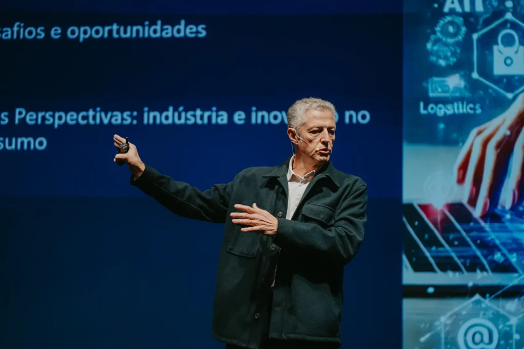 Ênio Garbin, da Amazon, no palco do OmniChat Connection 2026