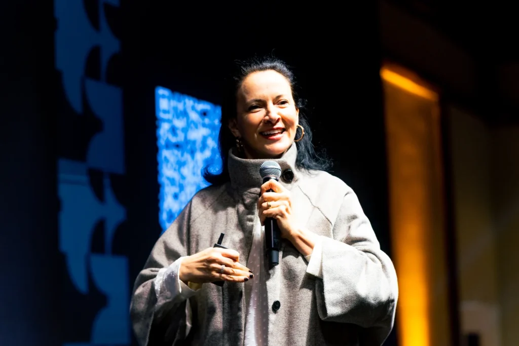 Renata Centurión, da Winning by Design, no palco do OmniChat Connection 2026